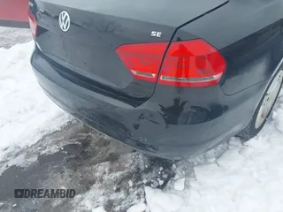 2013 Volkswagen Passat SE z VIN 1VWBP7A39DC047714, wystawiony jako IAAI lot #41577301 z przebiegiem 162 164 mil mil oraz . Historia ofert i sprzedaży dostępna na DreamBid. Obrazek 6.