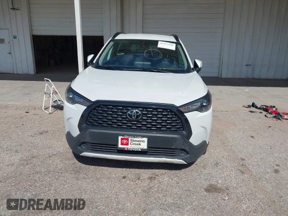 2022 Toyota Corolla Cross LE z VIN 7MUCAABG3NV030906, wystawiony jako IAAI lot #42475640 z przebiegiem 119 135 mil mil oraz . Historia ofert i sprzedaży dostępna na DreamBid. Obrazek 12.