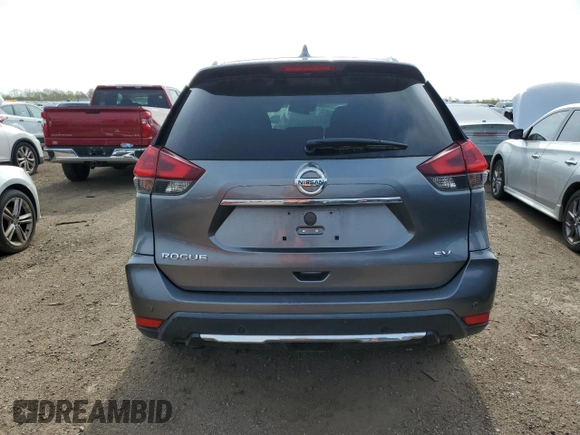 2020 Nissan Rogue SV z VIN KNMAT2MT7LP522633, wystawiony jako Copart lot #53242945 z przebiegiem 126 468 mil mil oraz Szkoda całkowita • Salvage title. Historia ofert i sprzedaży dostępna na DreamBid. Obrazek 6.