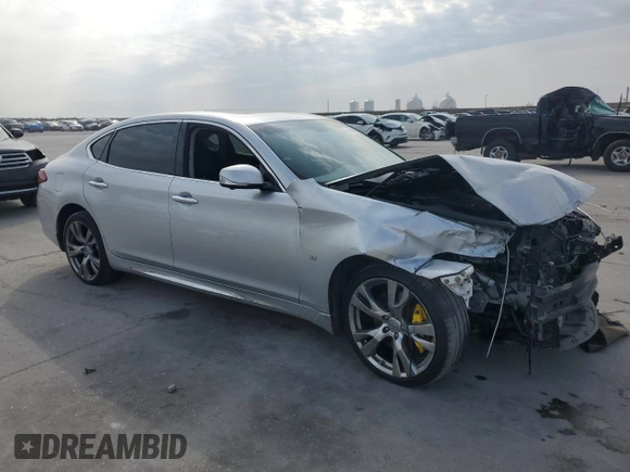 2015 Infiniti Q70 z VIN JN1BY1PR5FM832000, wystawiony jako Copart lot #56699885 z przebiegiem Nie podano mil oraz Szkoda całkowita • Salvage title. Historia ofert i sprzedaży dostępna na DreamBid. Obrazek 4.