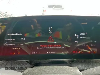 2023 Lucid Air Pure z VIN 50EA1PFA3PA007860, wystawiony jako Copart lot #55330695 z przebiegiem 11 340 mil mil oraz Szkody całkowita. Historia ofert i sprzedaży dostępna na DreamBid. Obrazek 9.