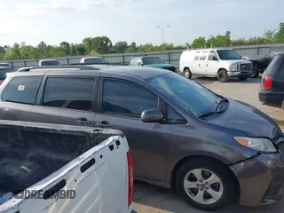 2018 Toyota Sienna LE Auto Access Seat with VIN 5TDKZ3DC2JS915905, listed as a IAAI auction lot 42027300 with 174,770 mi miles. Bid and sale history available at carsss.com. Image 13.