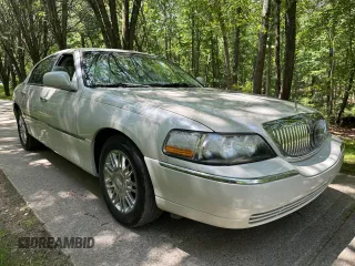 2006 Lincoln Town Car Signature Limited z VIN 1LNHM82V86Y643409, wystawiony jako Copart lot #60950795 z przebiegiem 126 347 mil mil oraz Czysty tytuł • Clean title. Historia ofert i sprzedaży dostępna na DreamBid. Obrazek 1.