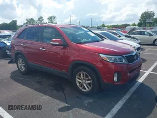 2015 Kia Sorento LX z VIN 5XYKTCA61FG651628, wystawiony jako IAAI lot #42492219 z przebiegiem 111 829 mil mil oraz . Historia ofert i sprzedaży dostępna na DreamBid. Obrazek 1.