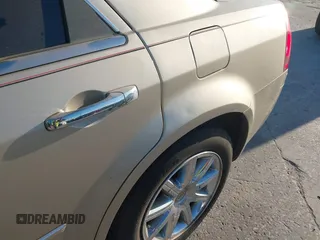 2008 Chrysler 300 C Hemi z VIN 2C3KA63H38H158001, wystawiony jako IAAI lot #41097749 z przebiegiem Nie podano mil oraz . Historia ofert i sprzedaży dostępna na DreamBid. Obrazek 15.