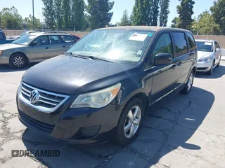 2010 Volkswagen Routan SE z VIN 2V4RW3D11AR295018, wystawiony jako IAAI lot #42404332 z przebiegiem 162 509 mil mil oraz . Historia ofert i sprzedaży dostępna na DreamBid. Obrazek 6.