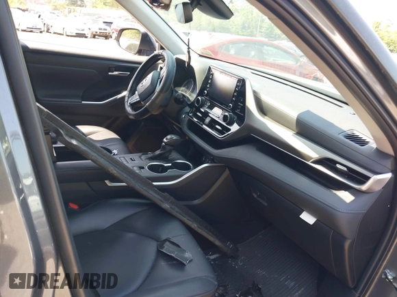 2022 Toyota Highlander XLE with VIN 5TDGZRBH6NS573548, listed as a IAAI auction lot 42398936 with 60,415 mi miles and . Bid and sale history available at DreamBid. Image 5.