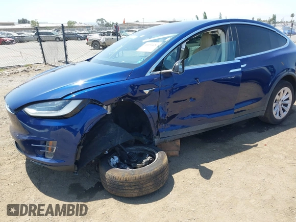 2017 Tesla Model X 90D z VIN 5YJXCBE24HF044656, wystawiony jako IAAI lot #40054420 z przebiegiem 137 621 mil mil oraz . Historia ofert i sprzedaży dostępna na DreamBid. Obrazek 6.