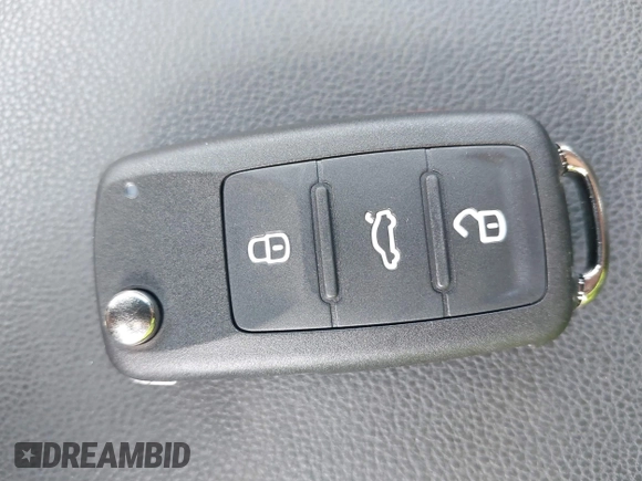2013 Volkswagen Beetle 2.5L w/Sun/Sound/Nav с VIN 3VWJP7AT7DM686412, выставлен на аукционе IAAI как лот 42239653 с пробегом 76 237 миль миль и . История ставок и продаж доступна на DreamBid. Изображение 11.