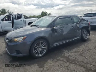 2013 Scion tC z VIN JTKJF5C71D3052789, wystawiony jako Copart lot #57482475 z przebiegiem 148 706 mil mil oraz Szkoda całkowita • Salvage title. Historia ofert i sprzedaży dostępna na DreamBid. Obrazek 1.