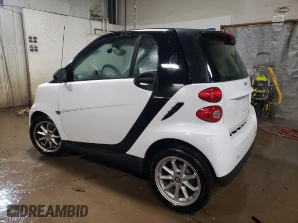 2009 Smart fortwo Pure z VIN WMEEJ31X69K258431, wystawiony jako Copart lot #43870485 z przebiegiem 64 935 mil mil oraz Szkoda całkowita • Salvage title. Historia ofert i sprzedaży dostępna na DreamBid. Obrazek 2.
