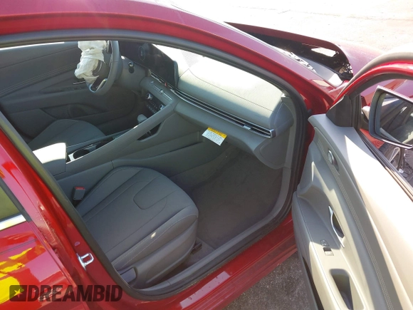 2025 Hyundai Elantra SEL Convenience z VIN KMHLS4DG2SU877358, wystawiony jako IAAI lot #41996158 z przebiegiem 3 141 mil mil oraz . Historia ofert i sprzedaży dostępna na DreamBid. Obrazek 5.