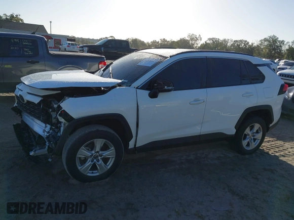 2021 Toyota RAV4 XLE with VIN 2T3W1RFV9MW166971, listed as a IAAI auction lot 40719843 with 43,178 mi miles. Bid and sale history available at carsss.com. Image 13.
