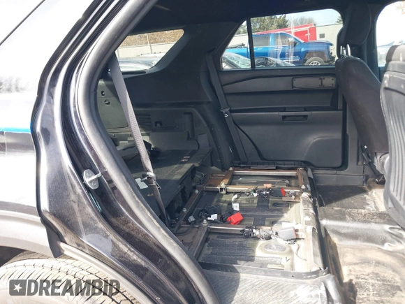2020 Ford Police Interceptor Utility z VIN 1FM5K8AB2LGC51317, wystawiony jako IAAI lot #41755681 z przebiegiem 102 945 mil mil oraz . Historia ofert i sprzedaży dostępna na DreamBid. Obrazek 8.
