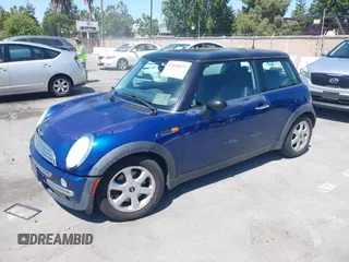 2004 MINI Hardtop с VIN WMWRC33444TC50120, выставлен на аукционе IAAI как лот 42610021 с пробегом 176 078 миль миль и . История ставок и продаж доступна на DreamBid. Изображение 2.
