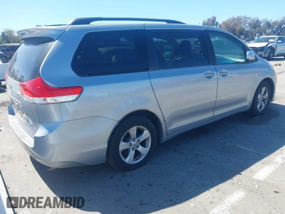 2014 Toyota Sienna LE AAS z VIN 5TDKK3DC9ES453868, wystawiony jako IAAI lot #41816259 z przebiegiem 169 468 mil mil oraz . Historia ofert i sprzedaży dostępna na DreamBid. Obrazek 4.