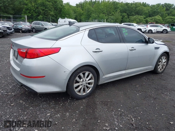 2015 Kia Optima EX z VIN 5XXGN4A76FG432554, wystawiony jako IAAI lot #42504966 z przebiegiem 58 221 mil mil oraz . Historia ofert i sprzedaży dostępna na DreamBid. Obrazek 4.