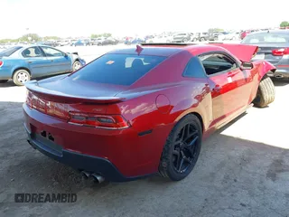 2015 Chevrolet Camaro SS z VIN 2G1FJ1EW0F9144441, wystawiony jako IAAI lot #42230511 z przebiegiem 26 615 mil mil oraz . Historia ofert i sprzedaży dostępna na DreamBid. Obrazek 4.