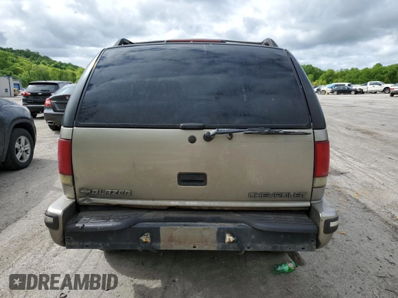 1998 Chevrolet Blazer LS z VIN 1GNDT13W6W2283281, wystawiony jako Copart lot #56874835 z przebiegiem 277 237 mil mil oraz Szkoda całkowita • Salvage title. Historia ofert i sprzedaży dostępna na DreamBid. Obrazek 6.