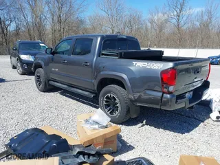 2019 Toyota Tacoma 4WD SR with VIN 3TMCZ5AN2KM268915, listed as a IAAI auction lot 41696555 with 33,573 mi miles. Bid and sale history available at carsss.com. Image 3.