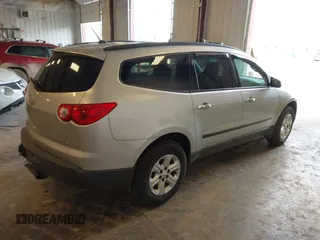 2012 Chevrolet Traverse LS z VIN 1GNKRFED4CJ382357, wystawiony jako IAAI lot #42254830 z przebiegiem 137 422 mil mil oraz . Historia ofert i sprzedaży dostępna na DreamBid. Obrazek 4.