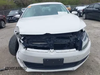 2014 Volkswagen Jetta SE z VIN 3VWD17AJ8EM211169, wystawiony jako IAAI lot #41978416 z przebiegiem 141 545 mil mil oraz . Historia ofert i sprzedaży dostępna na DreamBid. Obrazek 6.