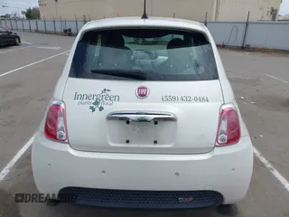 2018 FIAT 500e z VIN 3C3CFFGE9JT425578, wystawiony jako IAAI lot #42078476 z przebiegiem 29 592 mil mil oraz . Historia ofert i sprzedaży dostępna na DreamBid. Obrazek 16.