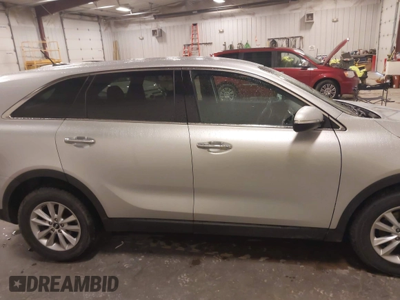 2019 Kia Sorento L z VIN 5XYPG4A3XKG575729, wystawiony jako IAAI lot #41851001 z przebiegiem 105 272 mil mil oraz . Historia ofert i sprzedaży dostępna na DreamBid. Obrazek 13.