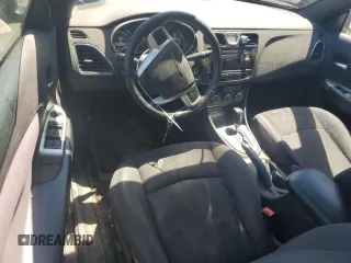 2013 Chrysler 200 Touring z VIN 1C3BCBEGXDN524870, wystawiony jako Copart lot #61676524 z przebiegiem 135 608 mil mil oraz Szkoda całkowita • Salvage title. Historia ofert i sprzedaży dostępna na DreamBid. Obrazek 8.
