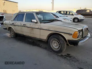 1982 Mercedes-Benz 300 D with VIN WDBAB33A8CB003398, listed as a Copart auction lot 86924884 with 364,402 mi miles and Clean Title. Bid and sale history available at DreamBid. Image 4.