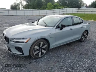 2024 Volvo S60 Plus Dark Theme z VIN 7JRH60FL4RG295368, wystawiony jako Copart lot #56198645 z przebiegiem 11 779 mil mil oraz Szkoda całkowita • Salvage title. Historia ofert i sprzedaży dostępna na DreamBid. Obrazek 1.