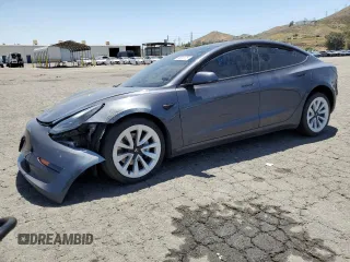 2022 Tesla Model 3 z VIN 5YJ3E1EA1NF191426, wystawiony jako Copart lot #56656125 z przebiegiem 84 255 mil mil oraz Czysty tytuł • Clean title. Historia ofert i sprzedaży dostępna na DreamBid. Obrazek 1.