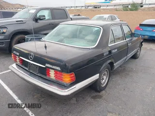 1983 Mercedes-Benz 300 SD z VIN WDBCB20A7DB045764, wystawiony jako IAAI lot #41504450 z przebiegiem 169 882 mil mil oraz . Historia ofert i sprzedaży dostępna na DreamBid. Obrazek 4.