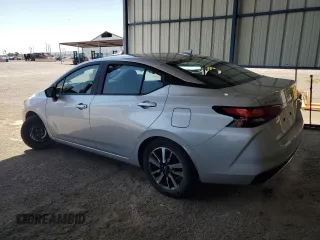 2025 Nissan Versa SV z VIN 3N1CN8EV8SL835919, wystawiony jako Copart lot #60416195 z przebiegiem 6 754 mil mil oraz Czysty tytuł • Clean title. Historia ofert i sprzedaży dostępna na DreamBid. Obrazek 2.