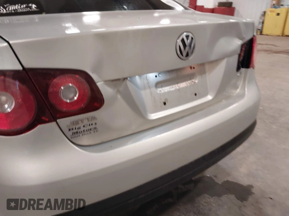 2010 Volkswagen Jetta Limited Edition z VIN 3VWRX7AJ1AM165859, wystawiony jako IAAI lot #42269603 z przebiegiem 93 615 mil mil oraz . Historia ofert i sprzedaży dostępna na DreamBid. Obrazek 6.