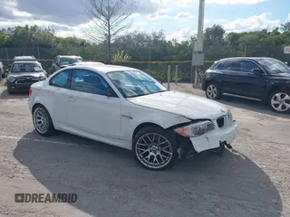 2011 BMW 1 Series M z VIN WBSUR9C56BVP76005, wystawiony jako IAAI lot #41399359 z przebiegiem 31 970 mil mil oraz . Historia ofert i sprzedaży dostępna na DreamBid. Obrazek 1.