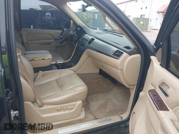 2010 Cadillac Escalade z VIN 1GYUCAEF1AR264105, wystawiony jako IAAI lot #41882488 z przebiegiem 190 113 mil mil oraz . Historia ofert i sprzedaży dostępna na DreamBid. Obrazek 5.