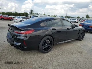 2021 BMW M8 z VIN WBSGV0C05MCF85718, wystawiony jako Copart lot #64518093 z przebiegiem 26 398 mil mil oraz . Historia ofert i sprzedaży dostępna na DreamBid. Obrazek 3.