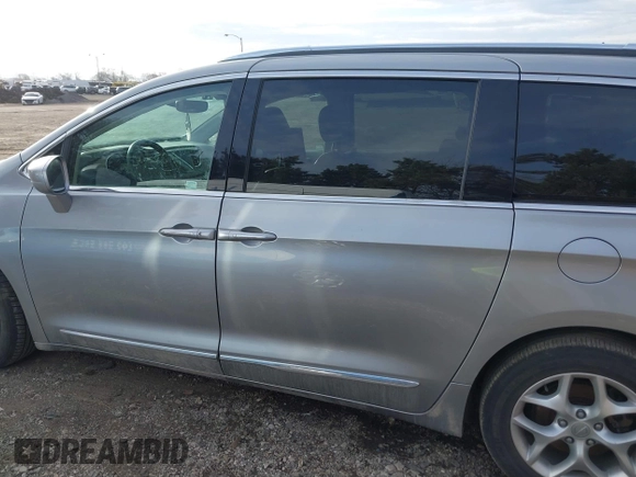 2018 Chrysler Pacifica Touring L Plus z VIN 2C4RC1EG7JR121562, wystawiony jako IAAI lot #41718473 z przebiegiem 105 808 mil mil oraz . Historia ofert i sprzedaży dostępna na DreamBid. Obrazek 15.