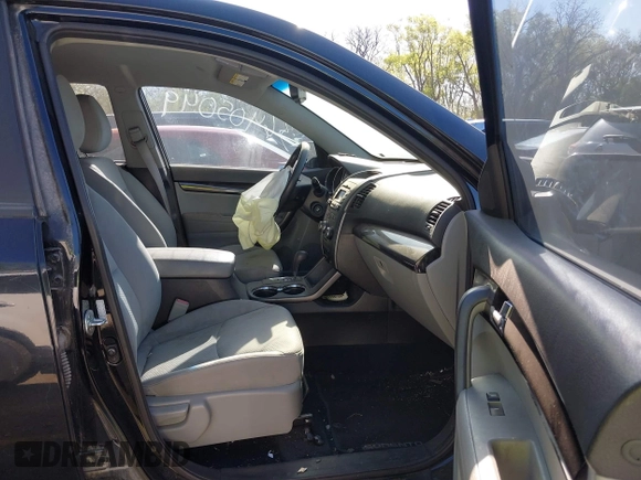 2011 Kia Sorento LX with VIN 5XYKT4A2XBG073333, listed as a IAAI auction lot 39936619 with Not Provided miles. Bid and sale history available at carsss.com. Image 5.