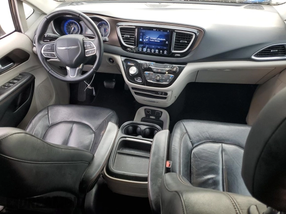 2017 Chrysler Pacifica Touring L with VIN 2C4RC1BG4HR593152, listed as a Copart auction lot 87869615 with 83,292 mi miles and Salvage Title. Bid and sale history available at DreamBid. Image 8.