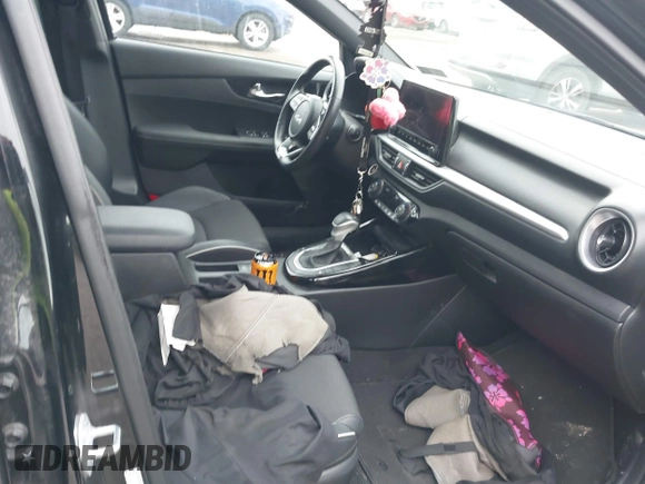 2023 Kia Forte GT-Line z VIN 3KPF54ADXPE627228, wystawiony jako IAAI lot #42022939 z przebiegiem 50 574 mil mil oraz . Historia ofert i sprzedaży dostępna na DreamBid. Obrazek 5.