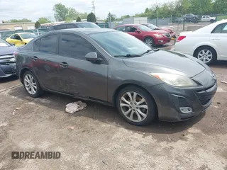 2011 Mazda 3 S Grand Touring z VIN JM1BL1W62B1395006, wystawiony jako IAAI lot #42213357 z przebiegiem 149 519 mil mil oraz . Historia ofert i sprzedaży dostępna na DreamBid. Obrazek 1.