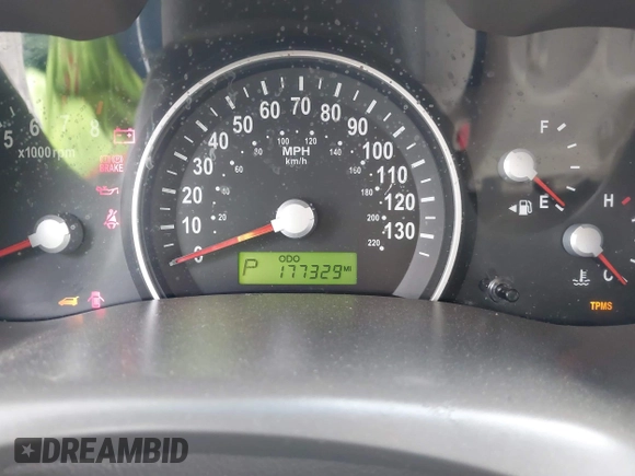 2009 Kia Sedona LX with VIN KNDMB233896309917, listed as a IAAI auction lot 41800176 with 177,329 mi miles. Bid and sale history available at carsss.com. Image 7.
