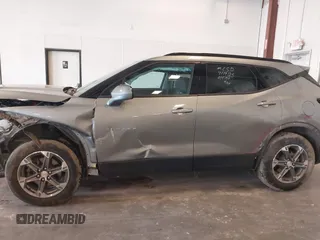 2023 Chevrolet Blazer LT z VIN 3GNKBCR4XPS214756, wystawiony jako IAAI lot #42097217 z przebiegiem 26 783 mil mil oraz . Historia ofert i sprzedaży dostępna na DreamBid. Obrazek 14.