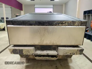 2024 Tesla Cybertruck z VIN 7G2CEHED8RA013046, wystawiony jako Copart lot #79999264 z przebiegiem Nie podano mil oraz Szkody całkowita. Historia ofert i sprzedaży dostępna na DreamBid. Obrazek 6.