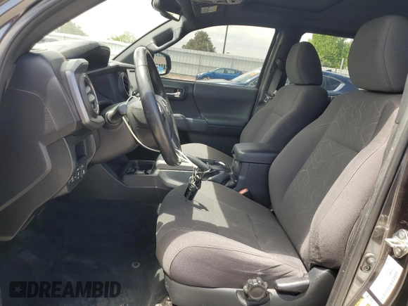 2017 Toyota Tacoma SR5 z VIN 3TMCZ5AN6HM060416, wystawiony jako Copart lot #56697175 z przebiegiem 120 029 mil mil oraz Szkoda całkowita • Salvage title. Historia ofert i sprzedaży dostępna na DreamBid. Obrazek 7.