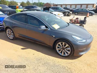 2018 Tesla Model 3 Long Range Battery z VIN 5YJ3E1EBXJF121183, wystawiony jako IAAI lot #42070712 z przebiegiem 71 823 mil mil oraz . Historia ofert i sprzedaży dostępna na DreamBid. Obrazek 1.