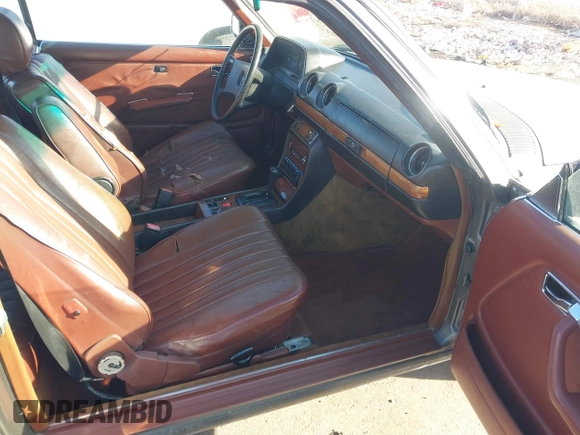 1983 Mercedes-Benz 300 with VIN WDBAB53A3DB003709, listed as a IAAI auction lot 41662930 with 301,467 mi miles and . Bid and sale history available at DreamBid. Image 5.