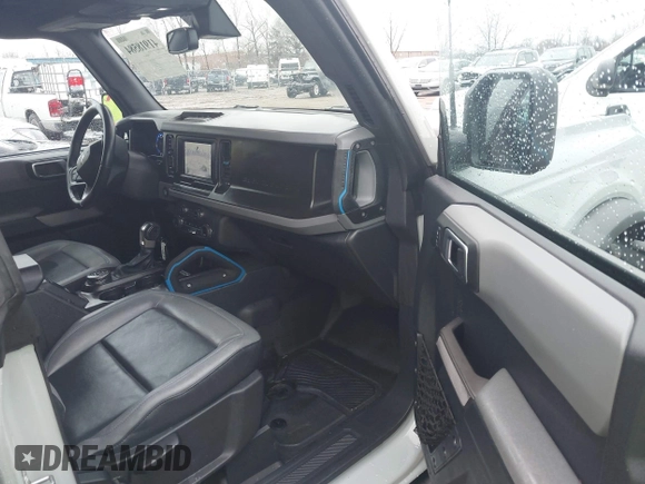 2023 Ford Bronco z VIN 1FMDE5BH4PLB16762, wystawiony jako IAAI lot #41918584 z przebiegiem 32 527 mil mil oraz . Historia ofert i sprzedaży dostępna na DreamBid. Obrazek 5.